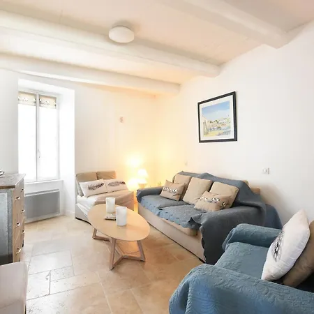 207 La Petite Ecoliere House