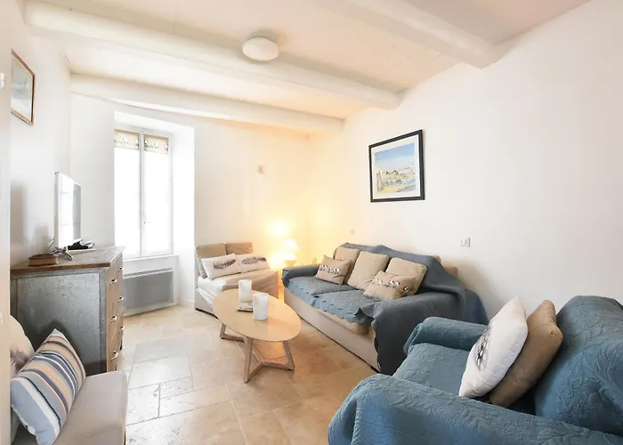 207 La Petite Ecoliere House